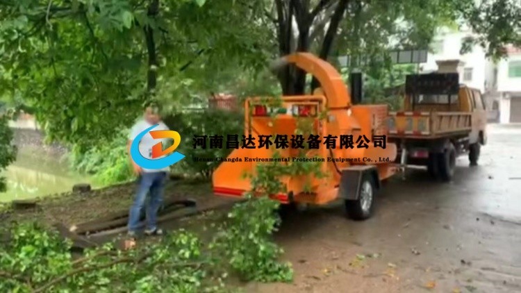 河南昌達(dá)HC-6145園林綠化樹枝粉碎機(jī)福建福州客戶使用現(xiàn)場(chǎng)